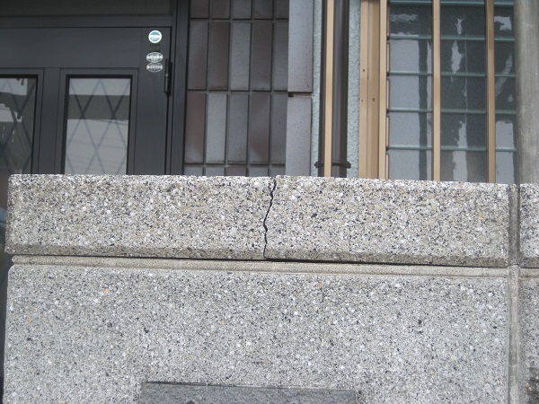 長野県飯田市　外壁塗装　ブロック塀補修工事　外壁の苔
