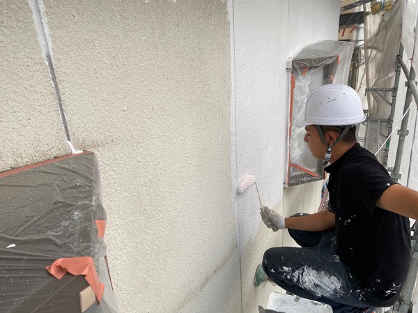 長崎県長崎市　外壁塗装　中塗り　ローラー工法と吹き付け工法の違い　無機系塗料ダイヤスーパーセランフレックス (1)