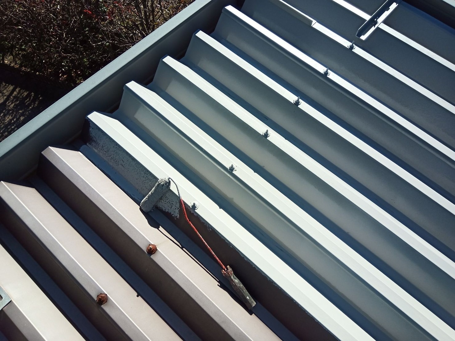 長野県松本市　H様邸　折半屋根のケレン〜下塗りを行いました！