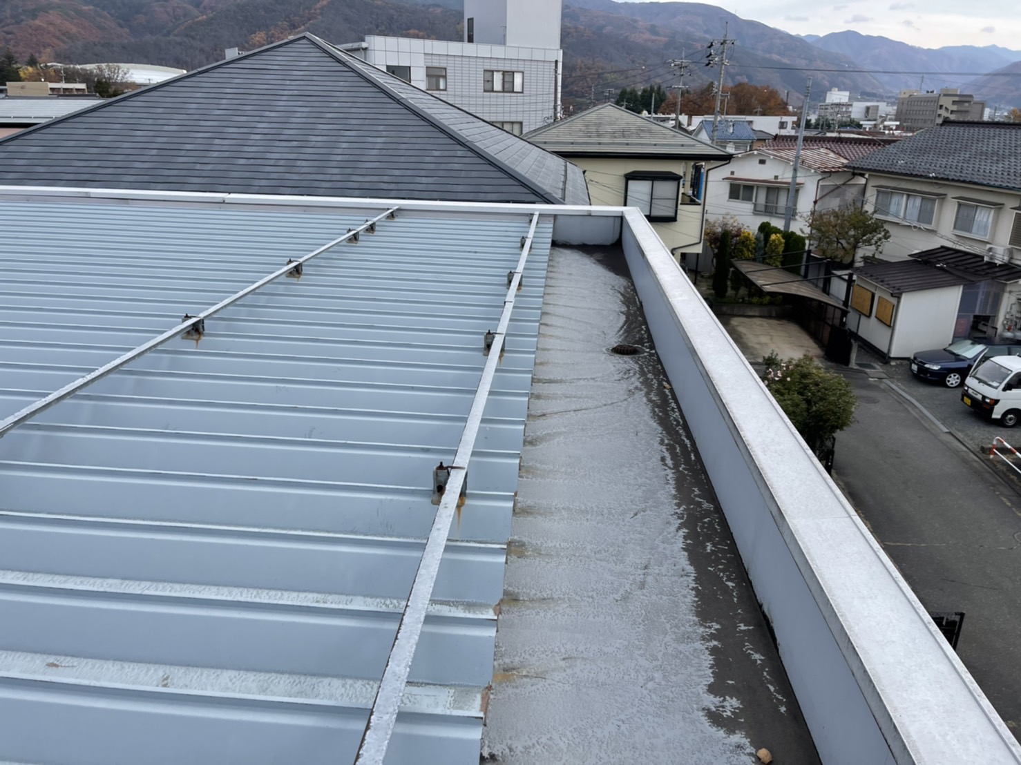 長野県松本市　アパート外装工事　屋上防水塗装　施工前と高圧洗浄作業