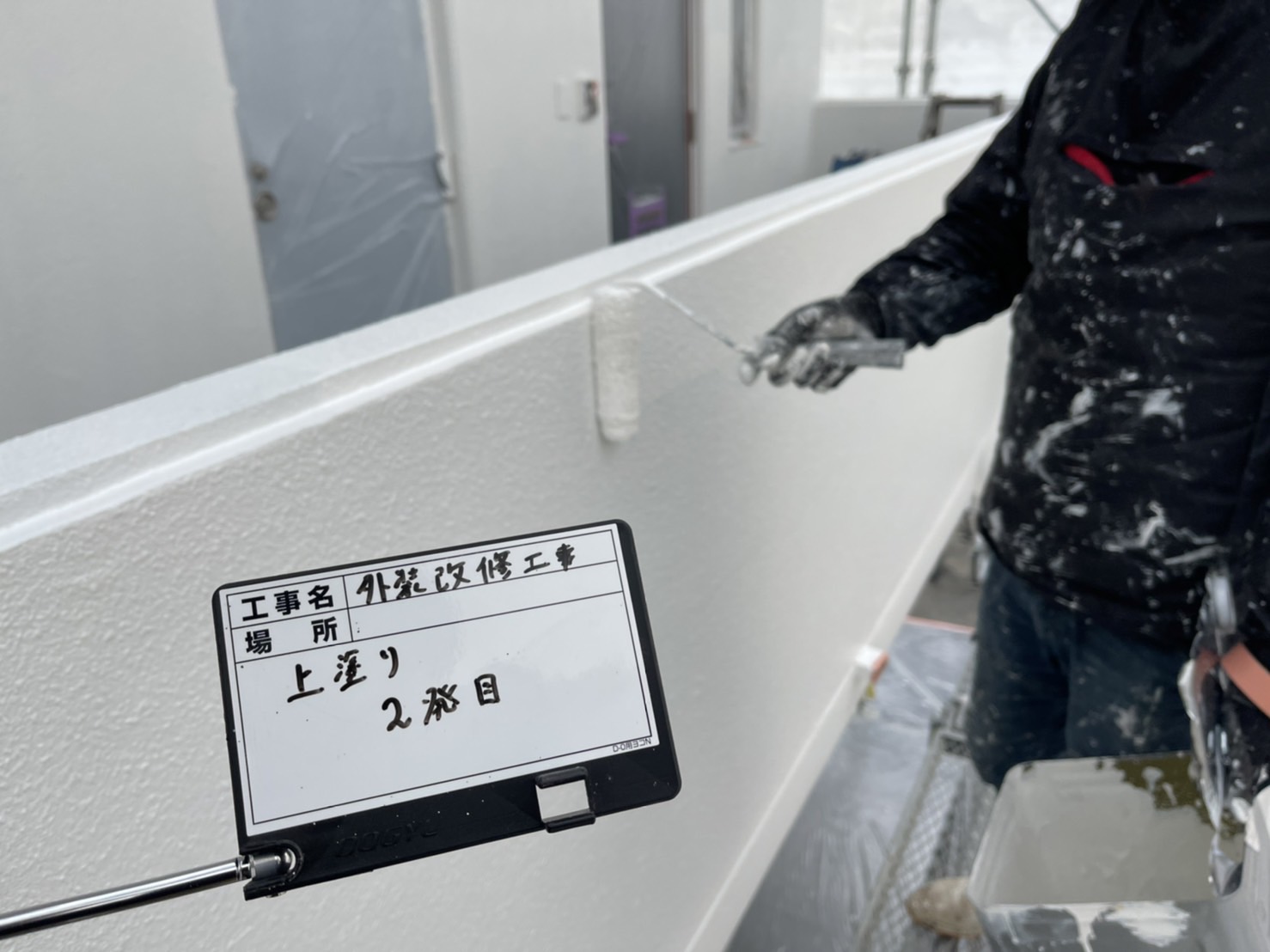 長野県松本市　アパート外装工事　外壁の中塗り〜上塗り　塗装するタイミングはいつ？