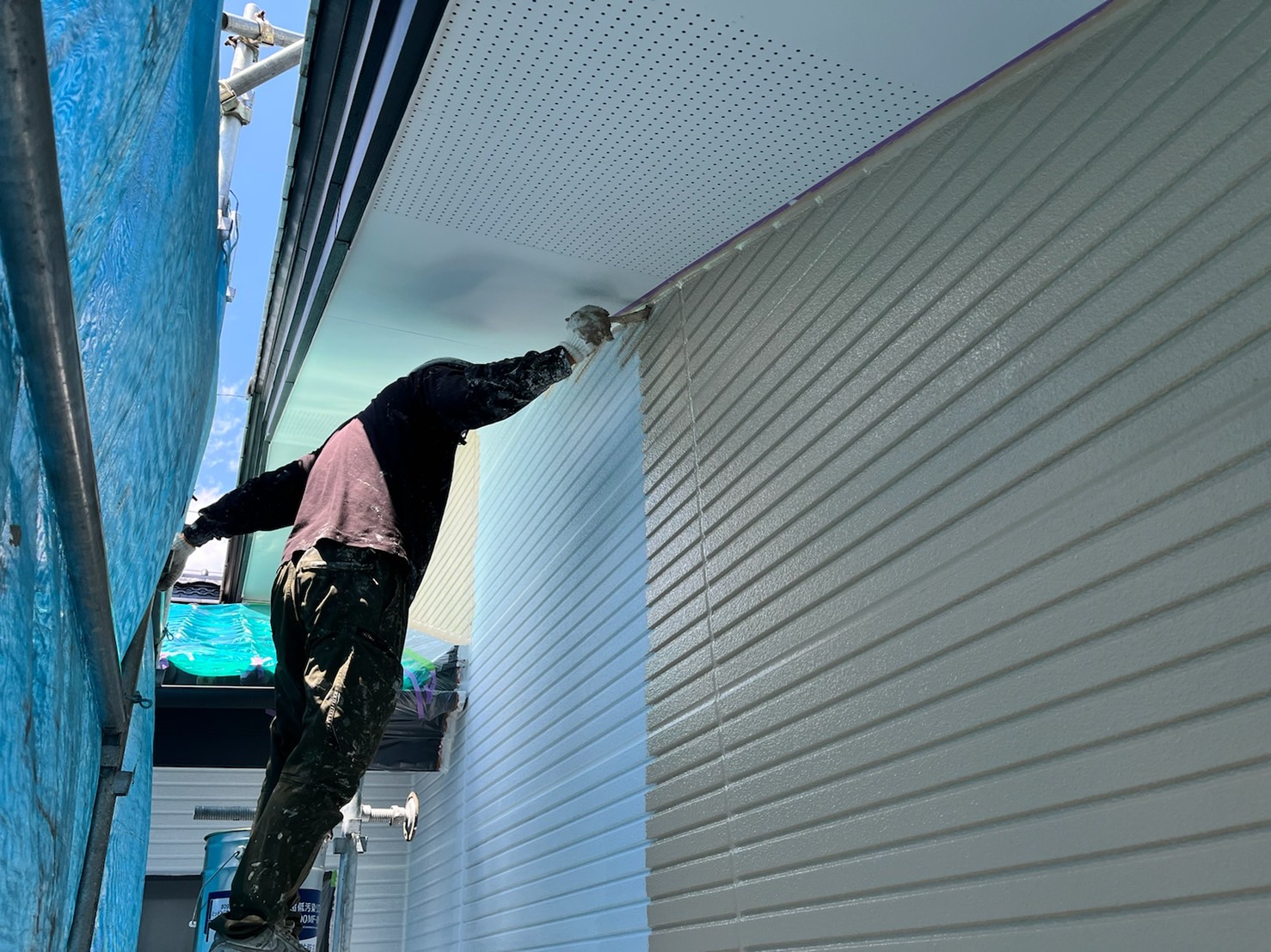 長野県松本市　H様邸　外壁塗装工事　外壁の中塗り〜上塗り　超低汚染リファイン
