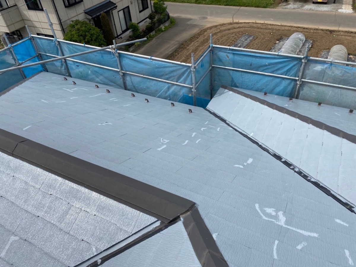 長野県塩尻市　M様邸　外壁・屋根塗装工事　スレート屋根の補修と下塗り作業