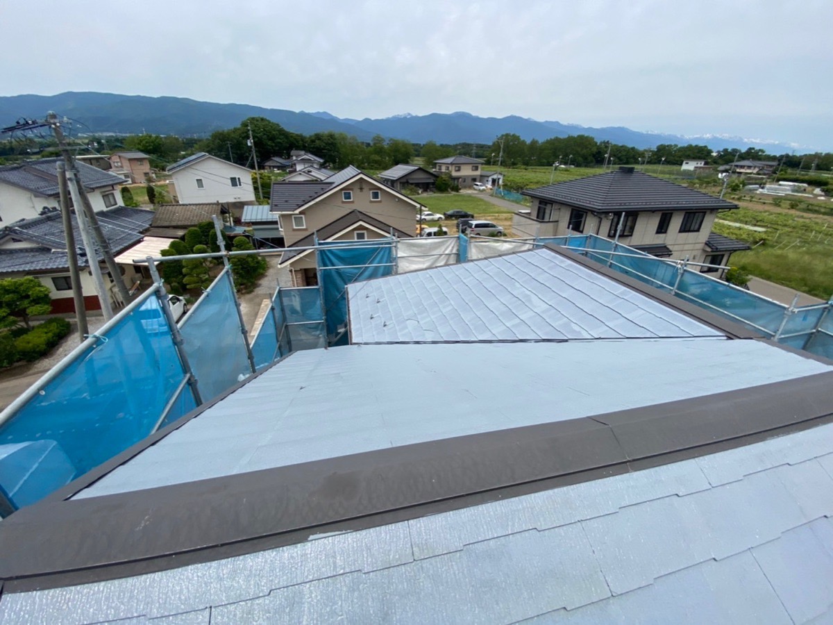長野県塩尻市　M様邸　外壁・屋根塗装工事　棟板金の下塗り
