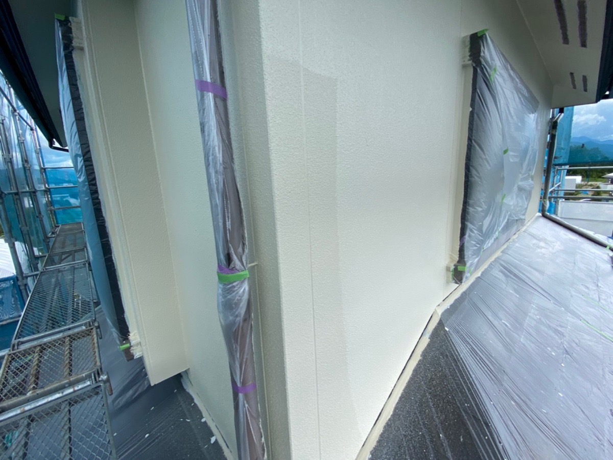 長野県塩尻市　M様邸　外壁・屋根塗装工事　外壁の中塗り〜上塗り　塗装回数は何回？