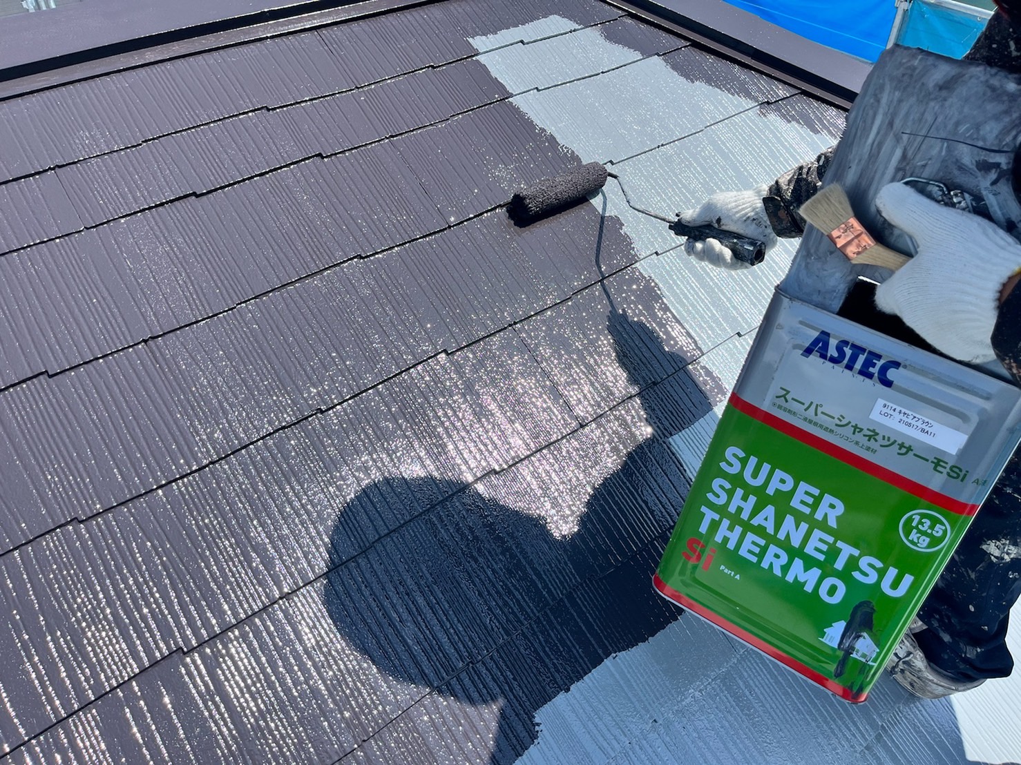 長野県諏訪市　外壁・屋根塗装工事　屋根の中塗り～上塗り　スーパーシャネツサーモ