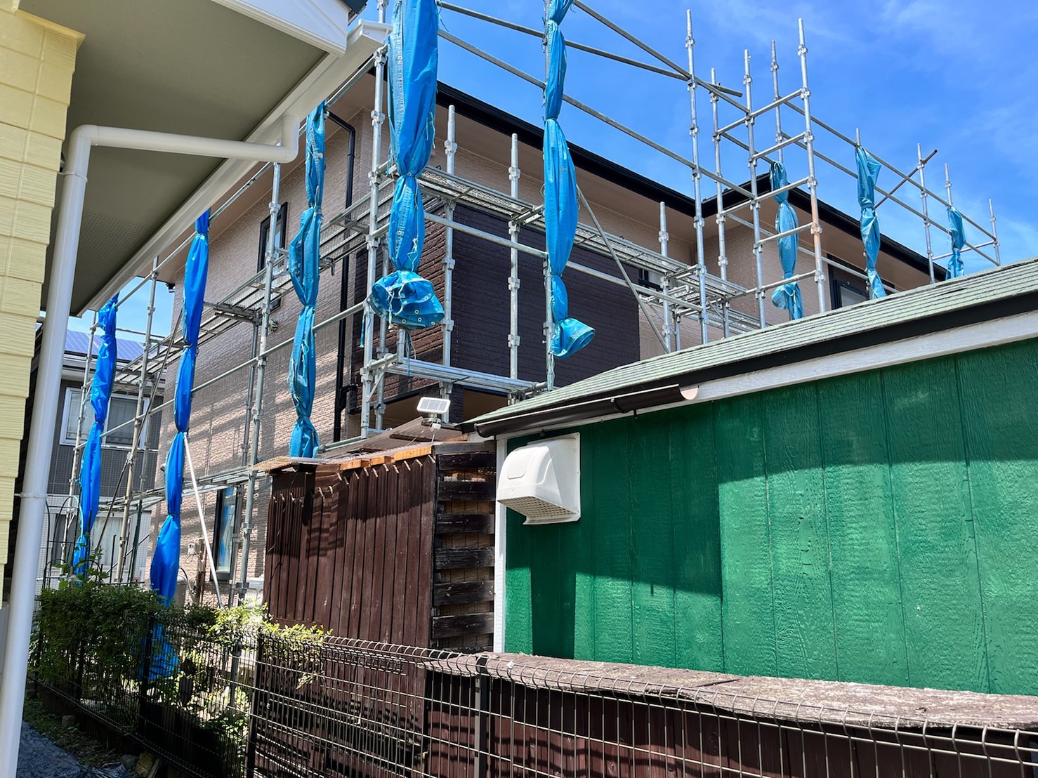 長野県諏訪市　外壁・屋根塗装工事　足場設置〜高圧洗浄