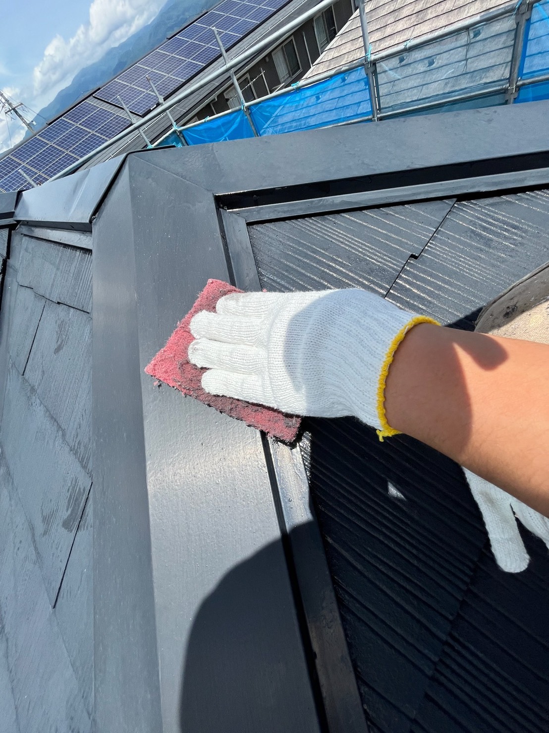 長野県諏訪市　外壁・屋根塗装工事　棟板金のケレンと下塗り