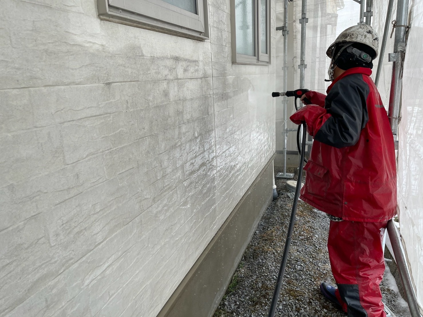 長野県茅野市　M様邸　屋根・外壁塗装工事　下地処理　高圧洗浄作業