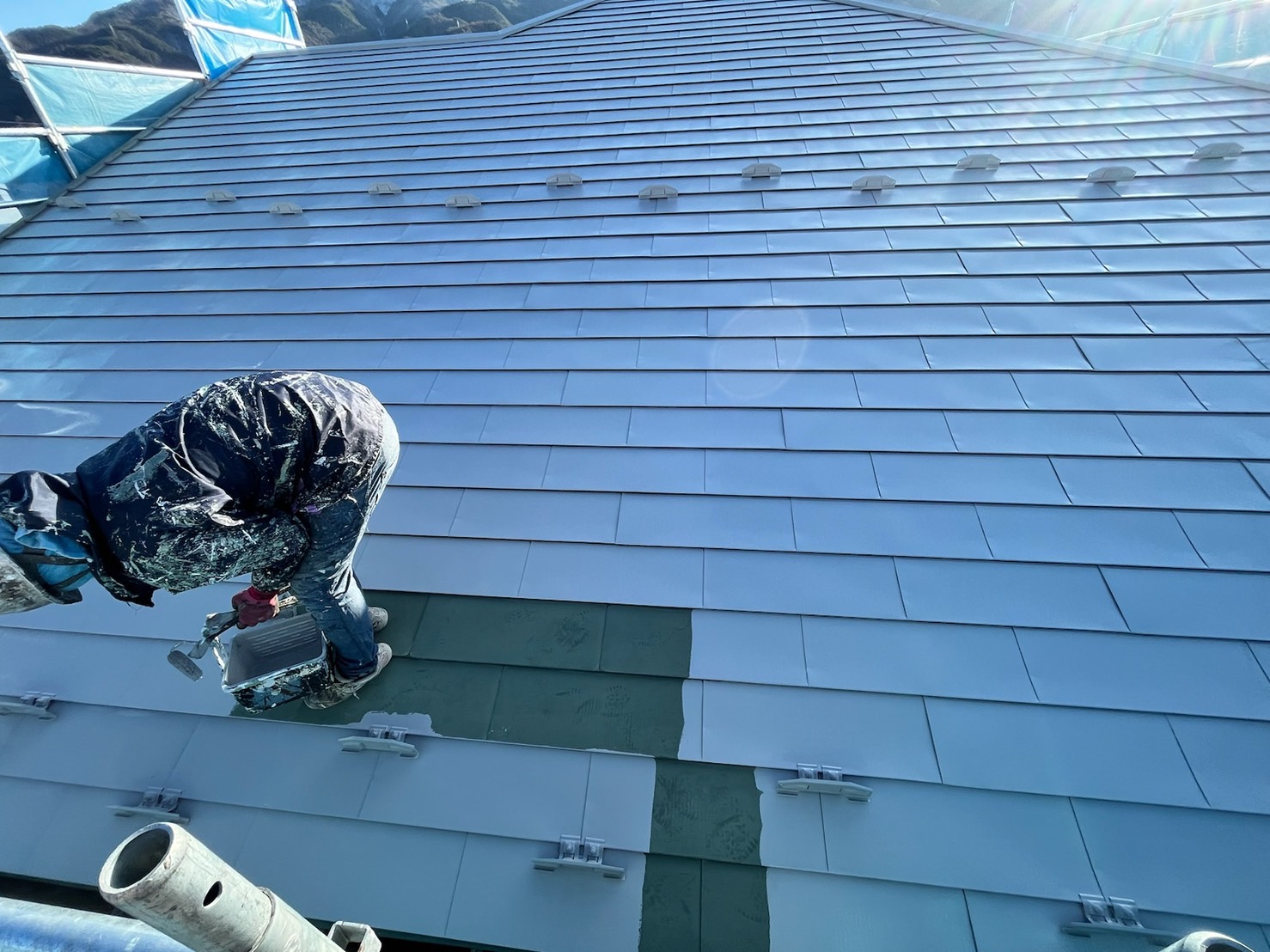 長野県諏訪市　N様邸　屋根・外壁塗装工事　屋根の下塗り作業