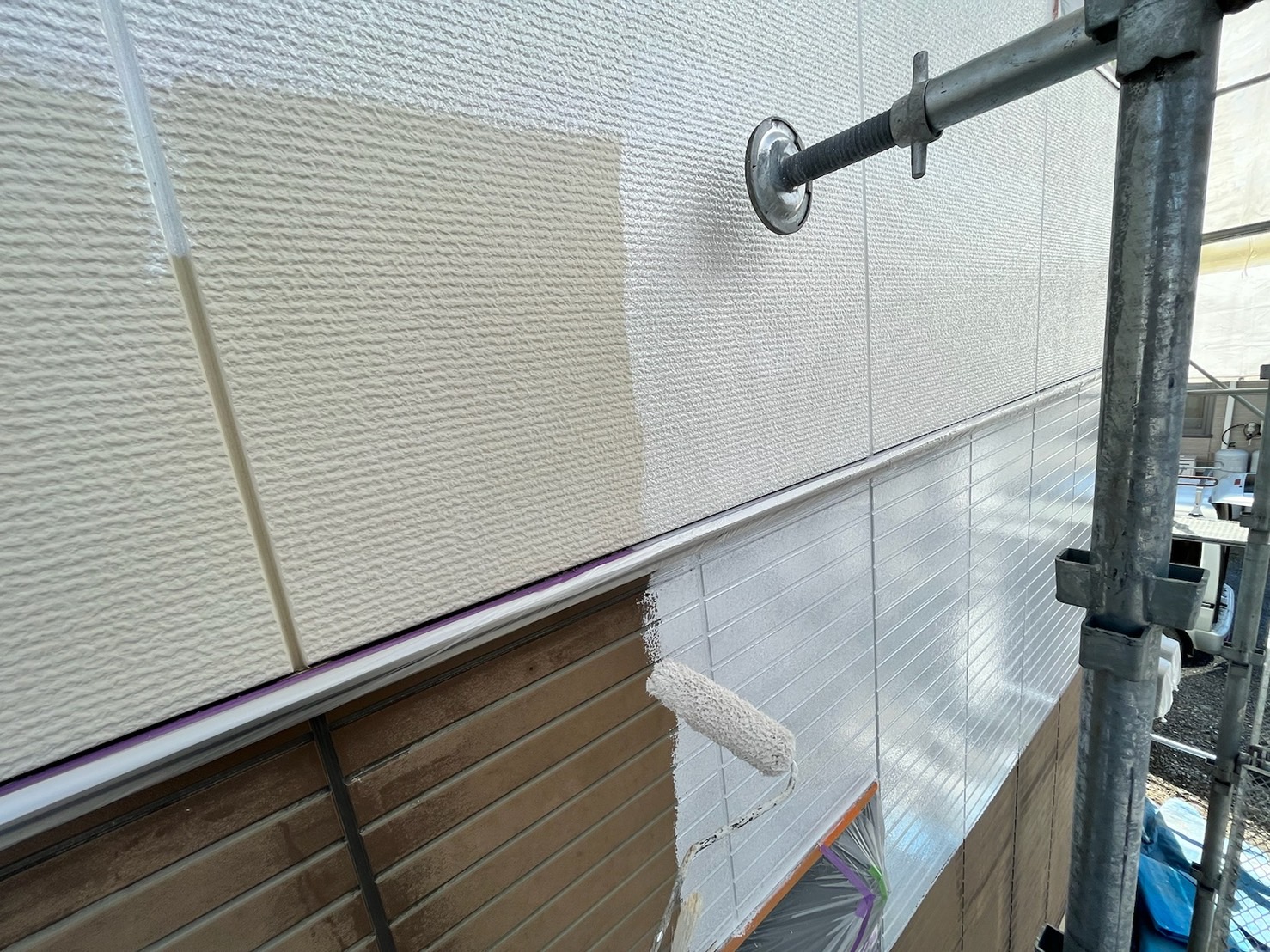 長野県諏訪市　M様邸　屋根・外壁塗装工事　養生〜外壁の下塗り塗装