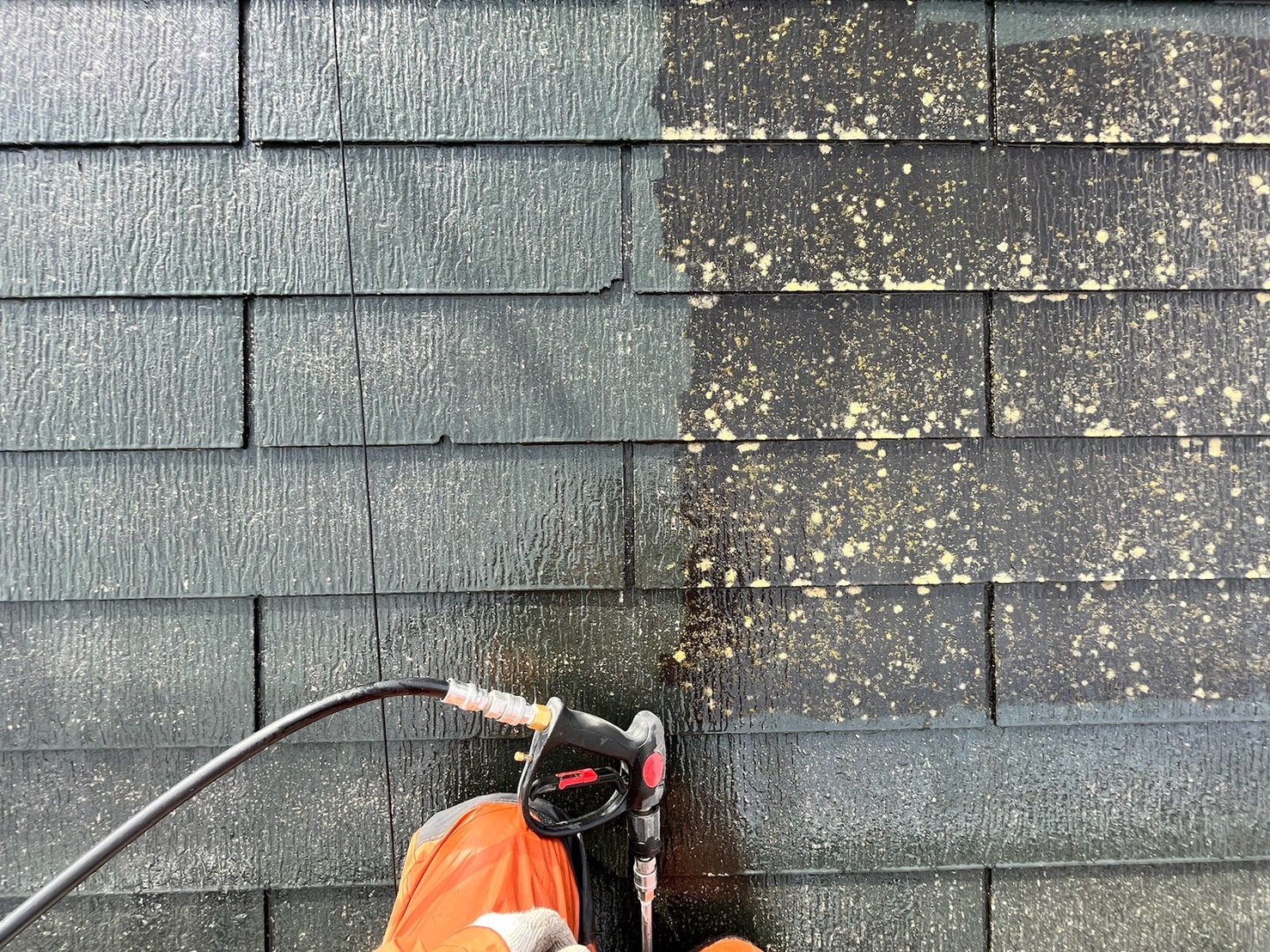 長野県上伊那郡　O様邸　屋根・外壁塗装工事　屋根の高圧洗浄作業