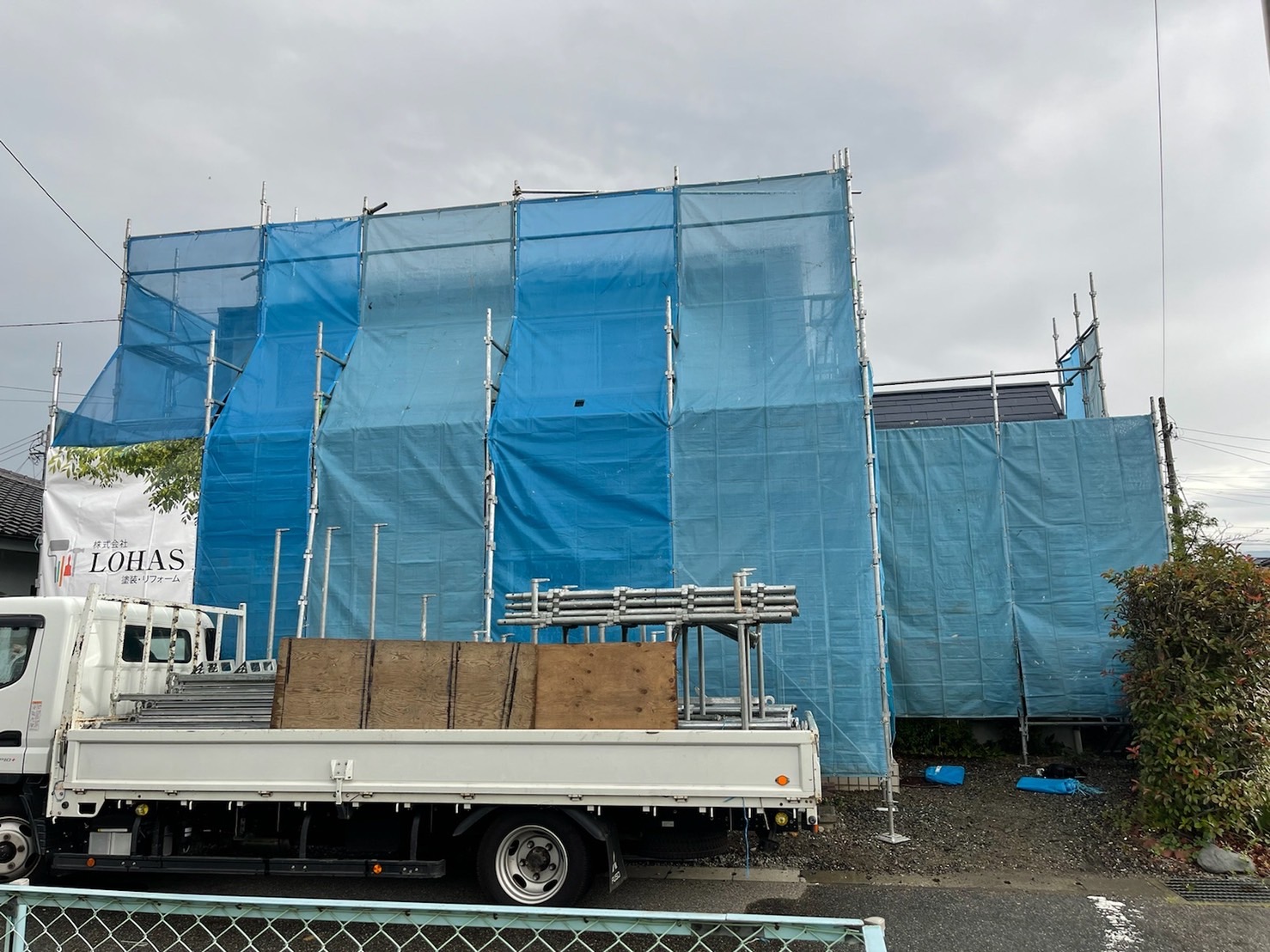 長野県松本市　S様邸　屋根塗装・外壁塗装工事　足場の組み立て設置