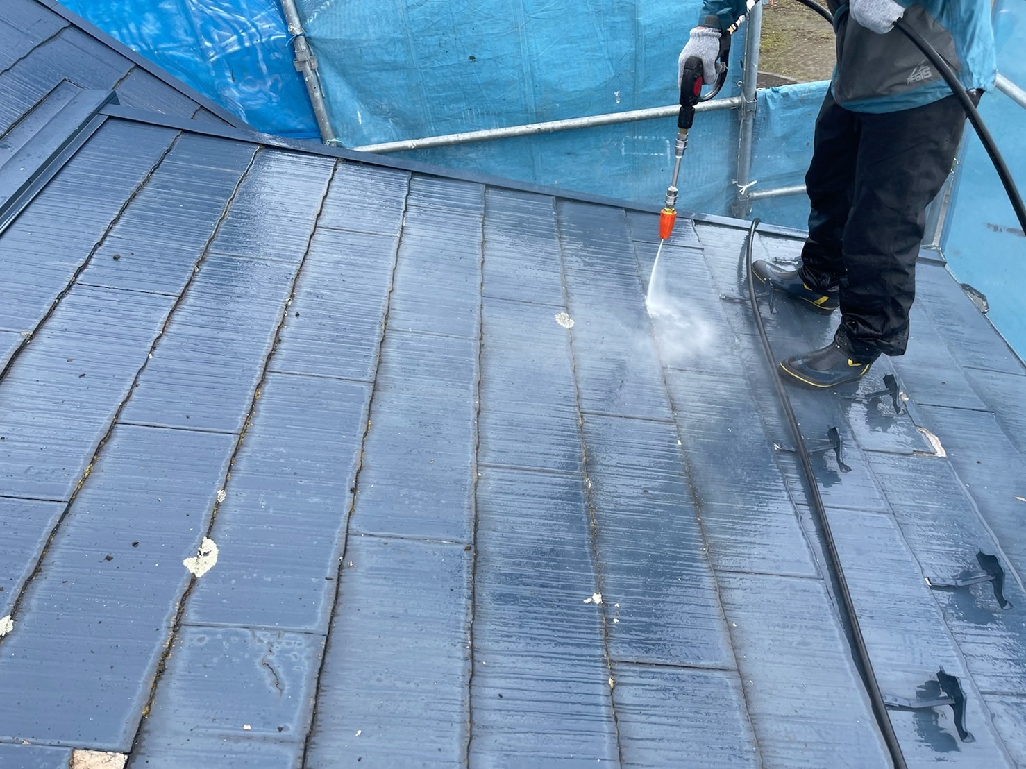 長野県松本市　S様邸　屋根塗装・外壁塗装工事　下地処理　屋根と外壁の高圧洗浄作業