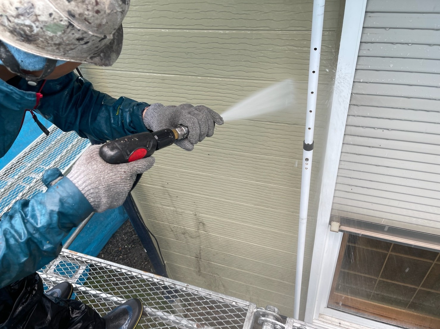 長野県松本市　S様邸　屋根塗装・外壁塗装工事　下地処理　屋根と外壁の高圧洗浄作業