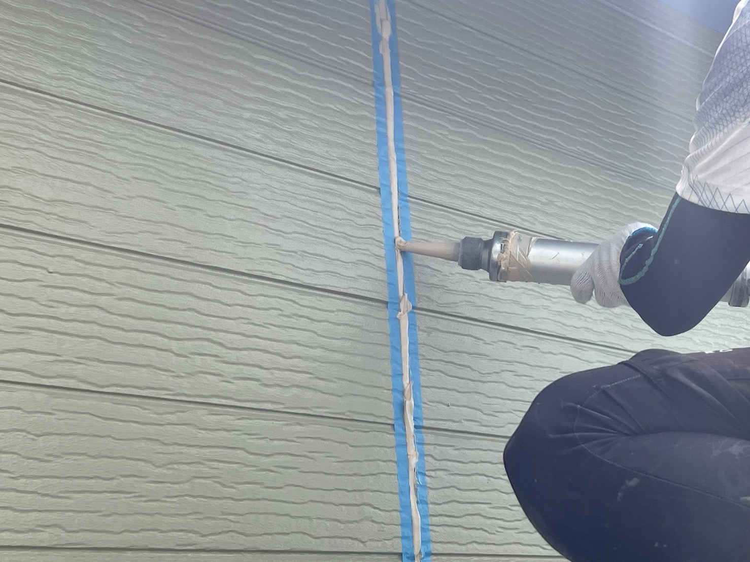 長野県松本市　S様邸　屋根塗装・外壁塗装工事　下地処理　外壁目地のコーキング打ち替え工事