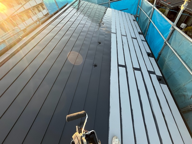 長野県松本市　S様邸　屋根・外壁塗装工事　屋根の中塗り工程