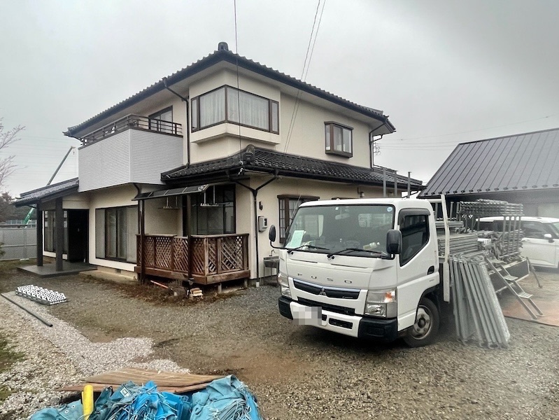 長野県塩尻市　S様邸　工事初日は足場の組み立て設置｜