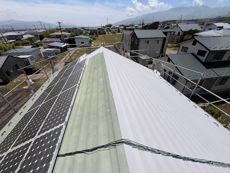 屋根塗装の下塗りをレポート！塗装の密着性に関わる重要な工程｜長野県上伊那郡箕輪町