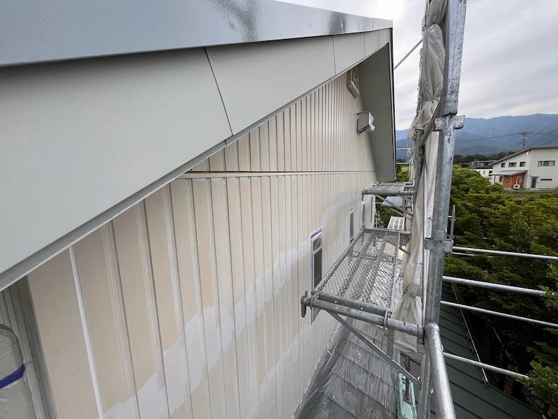 外壁塗装の下塗りを行いました。隠れてしまう工程は施工写真に！｜長野県上伊那郡箕輪町