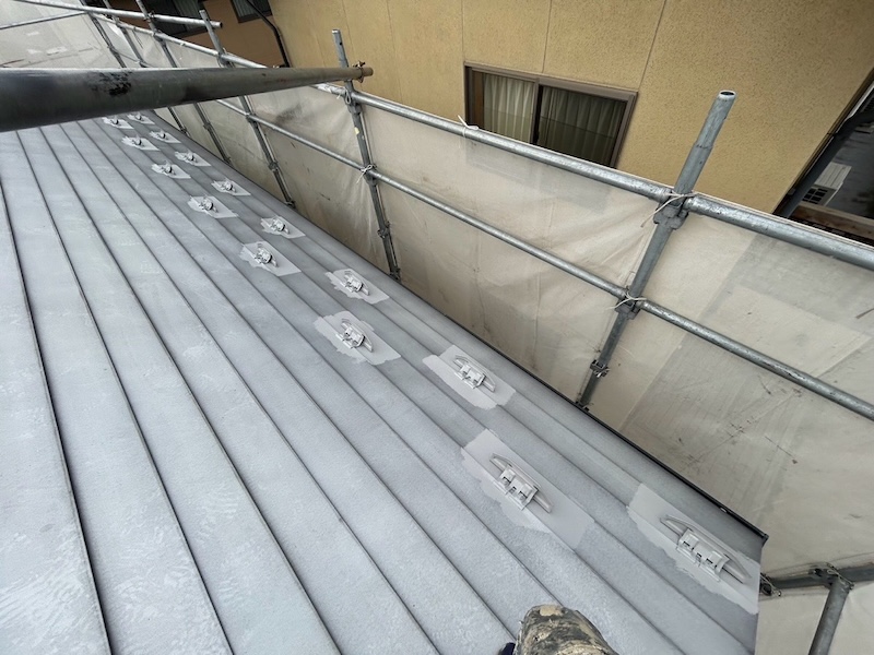 長野県松本市｜金属屋根の下塗りを行いました！