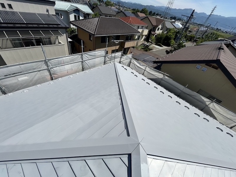 長野県松本市｜金属屋根の下塗りを行いました！