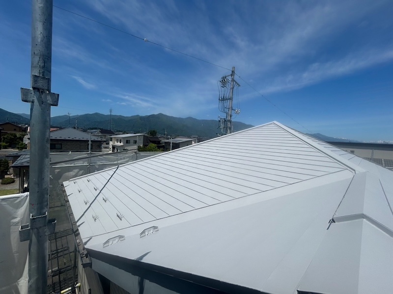 長野県松本市｜屋根の中塗り 塗り残しを防ぐダメ込み