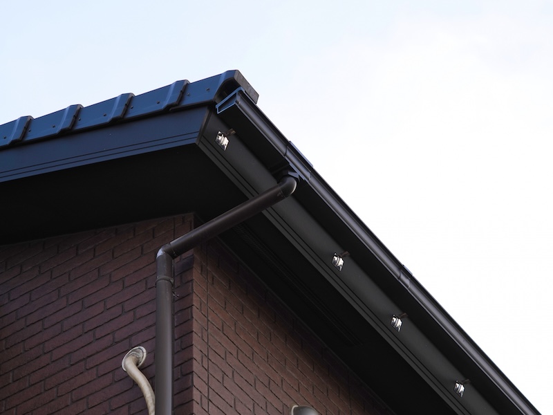 もしかしたら雨樋の中にゴミが溜まっているかも！？雨樋清掃の必要性