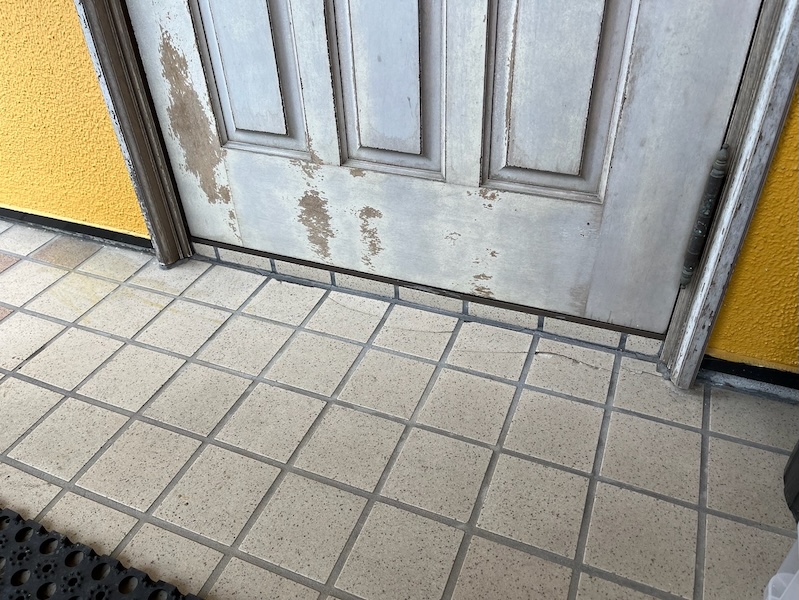 長野県松本市|割れている玄関タイルを補修しました!