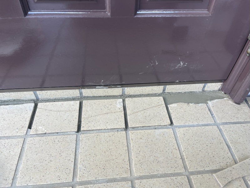 長野県松本市|割れている玄関タイルを補修しました!