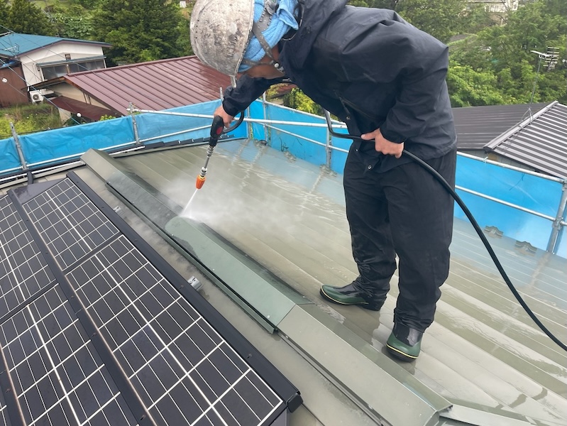 長野県上伊那郡辰野町|屋根と雨樋を洗浄!雨樋のゴミ詰まりにご注意ください!