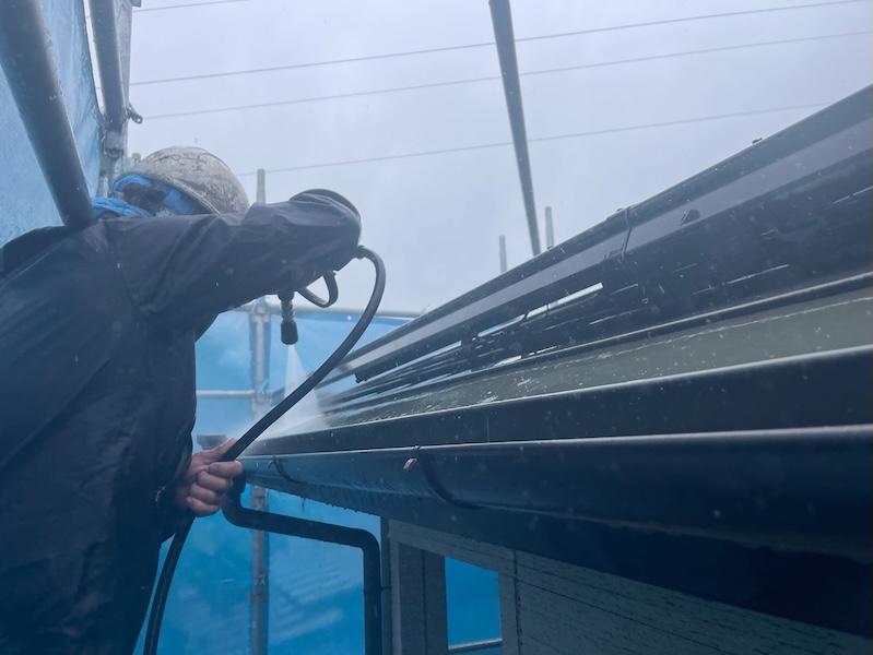 もしかしたら雨樋の中にゴミが溜まっているかも！？雨樋清掃の必要性