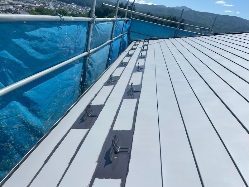 長野県上伊那郡辰野町｜屋根塗装の中塗り 塗り残しを防ぐダメ込み作業を行いました