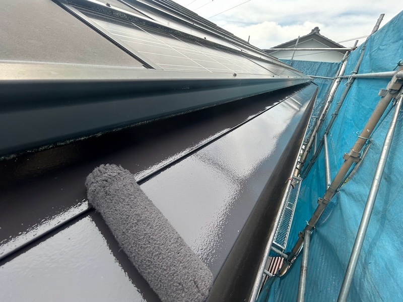 長野県上伊那郡辰野町｜屋根塗装の中塗り 塗り残しを防ぐダメ込み作業を行いました