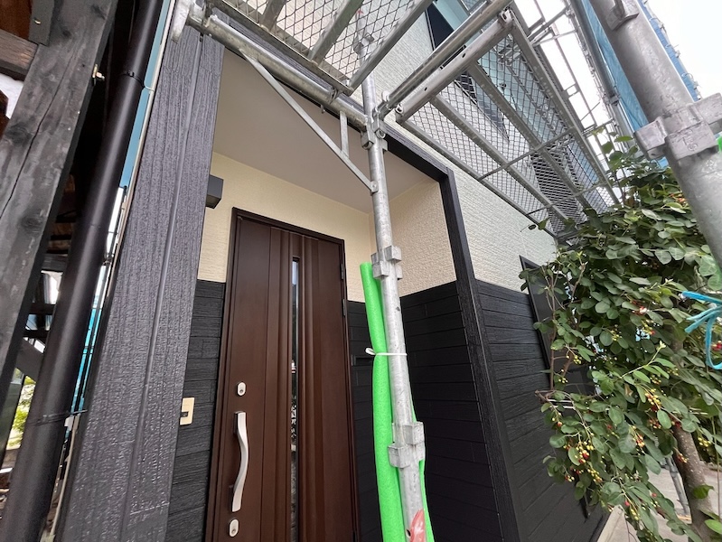 長野県上伊那郡辰野町｜外壁はツートンカラーで塗装しました！付帯部の水切りも塗装