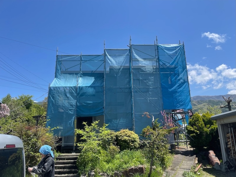 足場の組み立て設置を行いました!ご近所への配慮も徹底しております!|長野県松本市