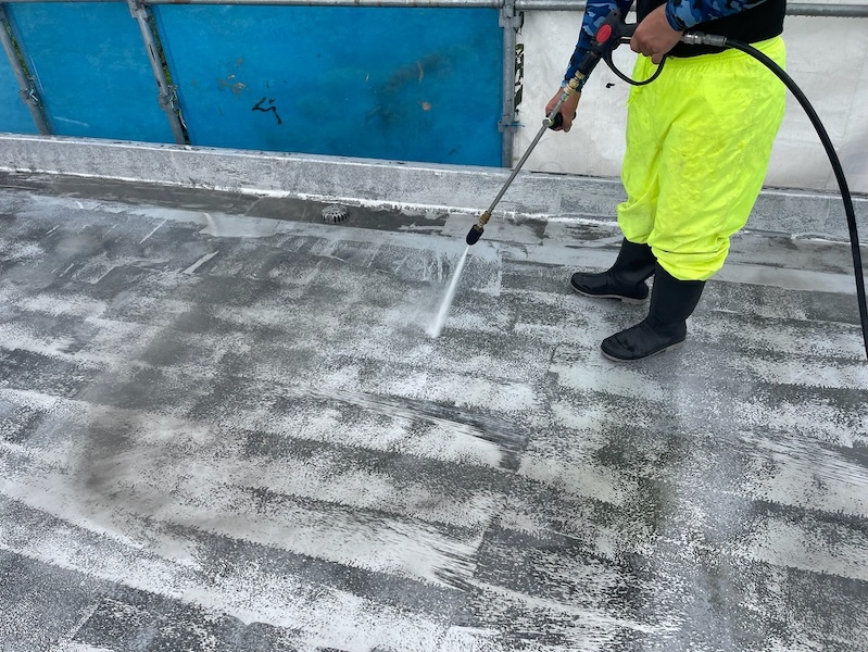 長野県松本市|屋上防水工事 下地を整えるために高圧洗浄を行いました