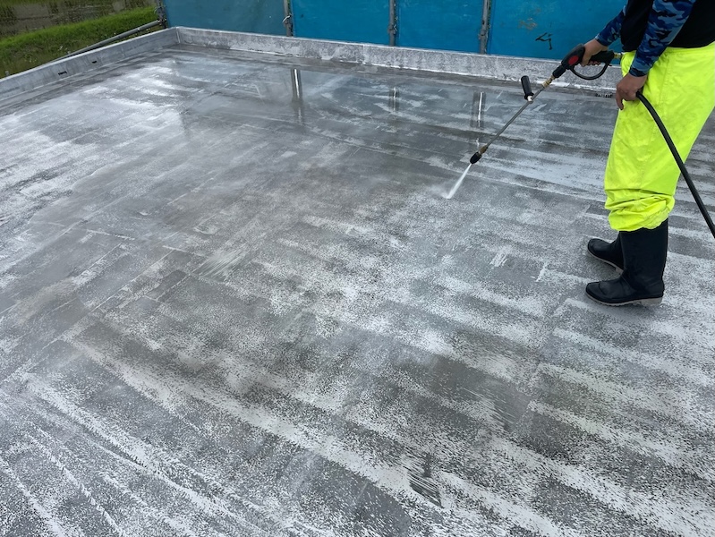 長野県松本市|屋上防水工事 下地を整えるために高圧洗浄を行いました