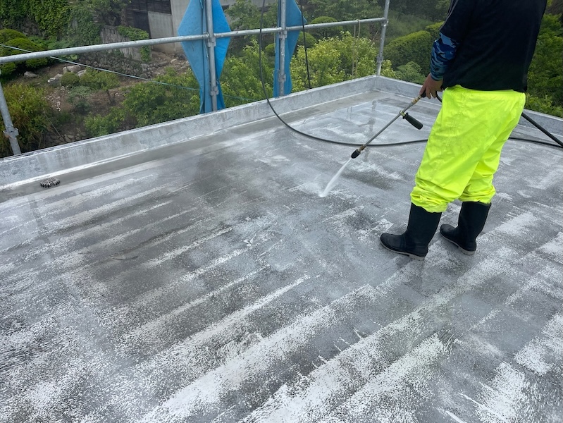 長野県松本市|屋上防水工事 下地を整えるために高圧洗浄を行いました