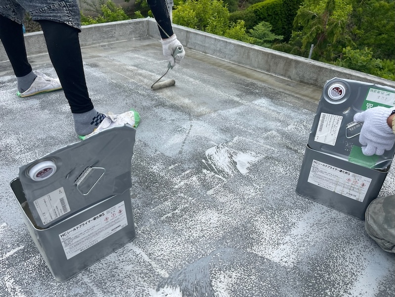 屋上防水工事 カチオンペーストで不陸調整・シールドプライマー下塗り|長野県松本市