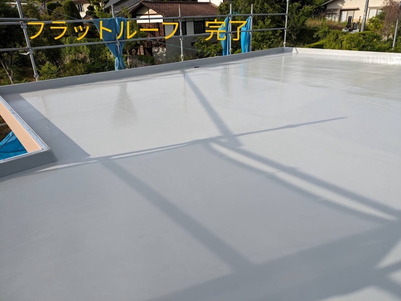 長野県松本市|フラットルーフ 防水工事の仕上げ トップコートを塗装