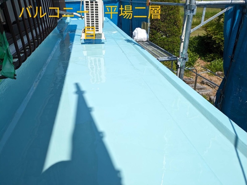 長野県松本市|バルコニー防水工事 ウレタン防水材二層目を塗布しました