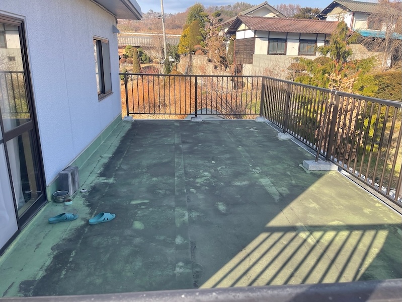 バルコニーウレタン防水工事 トップコートを塗って仕上げ!施工前と施工後|長野県松本市
