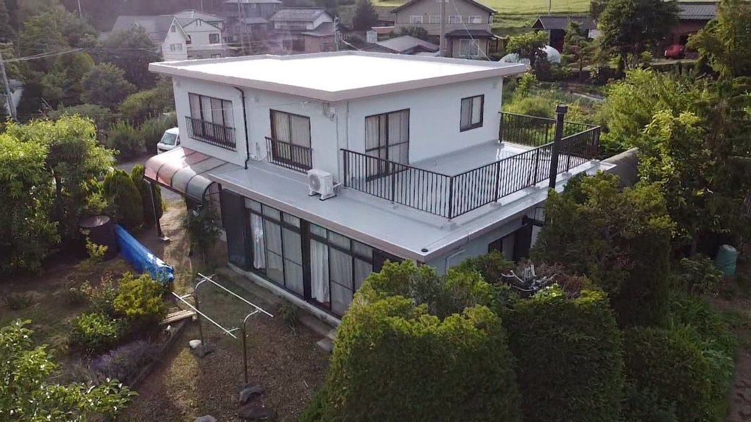 バルコニーウレタン防水工事 トップコートを塗って仕上げ!施工前と施工後|長野県松本市