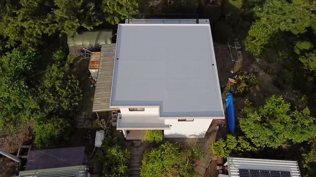 バルコニーウレタン防水工事 トップコートを塗って仕上げ!施工前と施工後|長野県松本市