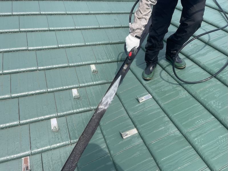 屋根の洗浄作業 谷は雨漏りにご注意!洗浄中に気をつけていただきたいポイント|長野県松本市