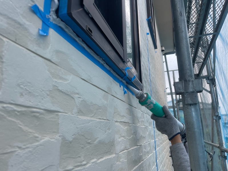 窓まわりのコーキング増し打ちと取り合い部のコーキング打ちを行いました!|長野県松本市