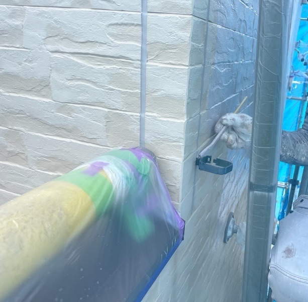 外壁塗装の中塗りと上塗り工程、外壁の塗り回数について|長野県松本市