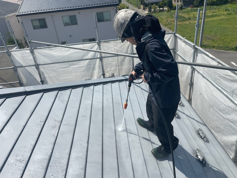 過酷な環境だからこそ重要な屋根塗装の下地処理と下塗り