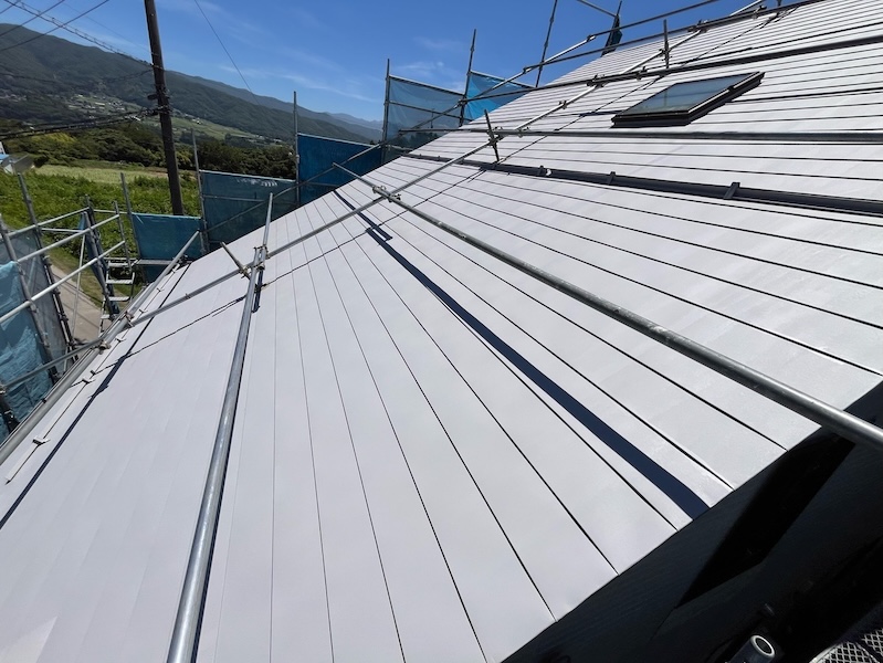金属屋根の塗装 下塗りと中塗りダメ込み作業をレポート!|長野県上伊那郡